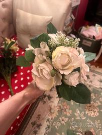 Bouquet di Rose Bianche e Avorio Artificiali 12€