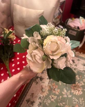 Bouquet di Rose Bianche e Avorio Artificiali 12€
