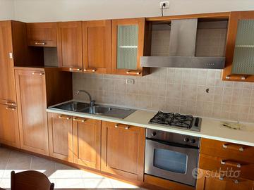 Cucina Angolare ciliegio con Tavolo e sedie