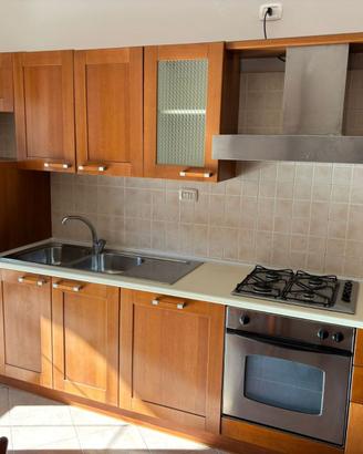 Cucina Angolare ciliegio con Tavolo e sedie