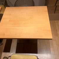 Tavoli in legno chiaro con base in metallo -