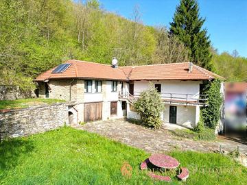 Rustico / Casale di 250 m² con più di 5 locali e b