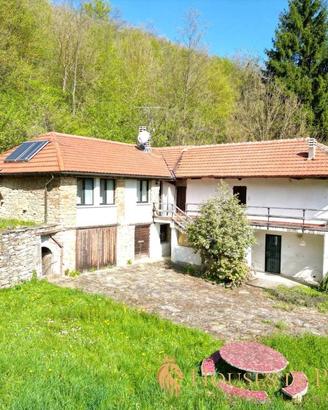Rustico / Casale di 250 m² con più di 5 locali e b