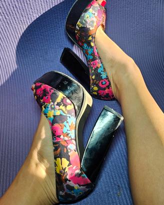 tacchi neri con motivo floreale 