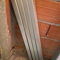 Tavolo, telaio in metallo e vetro