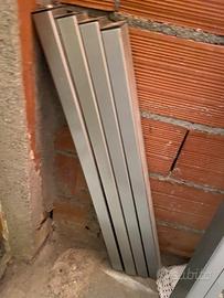 Tavolo, telaio in metallo e vetro