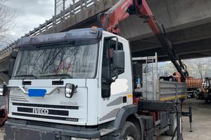 Iveco 190E 24 con gru