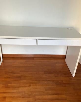 Scrivania bianca IKEA Micke con doppio cassetto