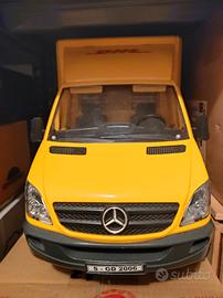 Mercedes Viano DHL Bruder