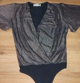 body con scollo a V maniche corte 