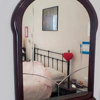 Specchio elegante con cornice in legno massiccio 