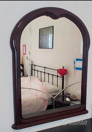 Specchio elegante con cornice in legno massiccio 