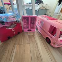 Barbie-camper, armadio, vestiti, bambole
