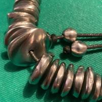 Collana Vestopazzo di cordino e alluminio