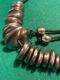 Collana Vestopazzo di cordino e alluminio