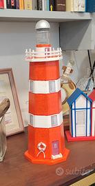 Faro decorativo fatto a mano arancione e bianco