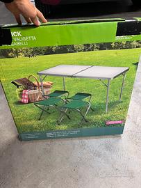 Tavolo da campeggio con sedie