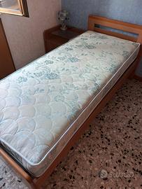 Letto Materasso e Comodino