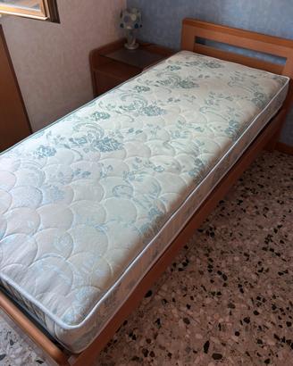 Letto Materasso e Comodino