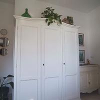 Armadio in legno a tre ante