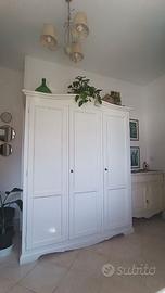 Armadio in legno a tre ante