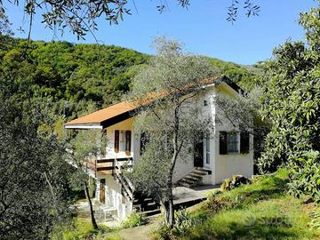 Villa di 160 m² con più di 5 locali e box auto a M