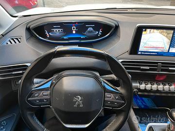 Auto peugeot 5008