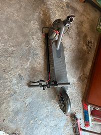Monopattino elettrico danneggiato