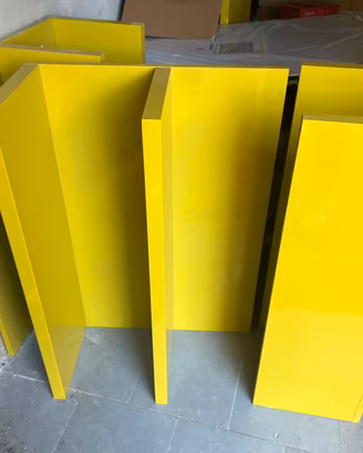 Scaffali e pensile con pistoni
