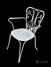 Sedia con bracioli in ferro battuto
