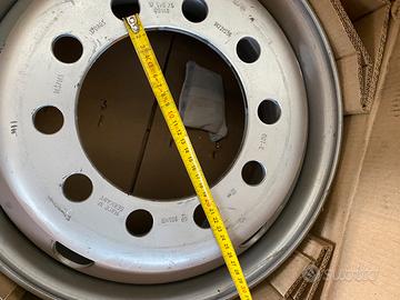 4 cerchi in ferro per camion