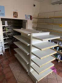 Scaffalatura completa