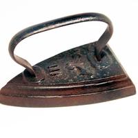 FERRO DA STIRO IN GHISA PIENA N.III