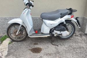 Scarabeo 100 con bauletto pronto all'uso