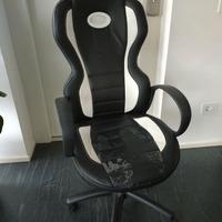 Sedia stile gaming nera con dettagli bianchi