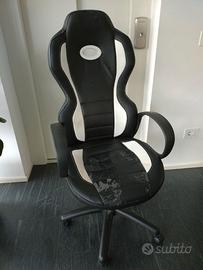 Sedia stile gaming nera con dettagli bianchi