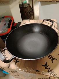 Wok in ghisa con coperchio