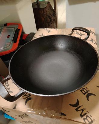 Wok in ghisa con coperchio