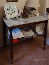 Piccolo tavolo in legno con ripiano in marmo