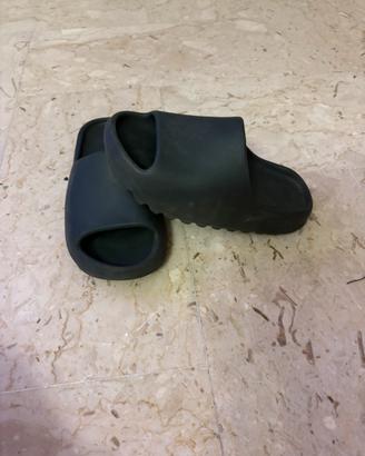 ciabatte yeeze slide