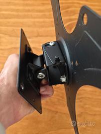 Staffa montaggio a parete per TV o monitor.