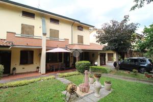 VILLA A SCHIERA A BAGNOLO IN PIANO