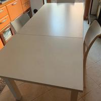 Tavolo apribile  con sedie