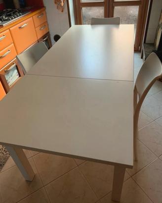 Tavolo apribile  con sedie