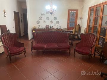 divano e 2 poltrone antiche.