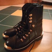 Anfibi neri con dettagli dorati n.39 stile combat 