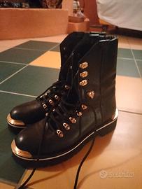 Anfibi neri con dettagli dorati n.39 stile combat 