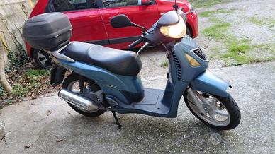 SH 150, regolarmente marciante