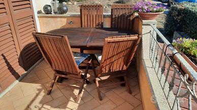 tavolo e quattro sedie in Teak