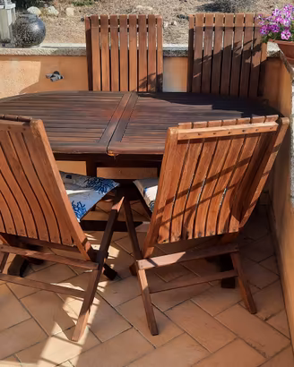 tavolo e quattro sedie in Teak